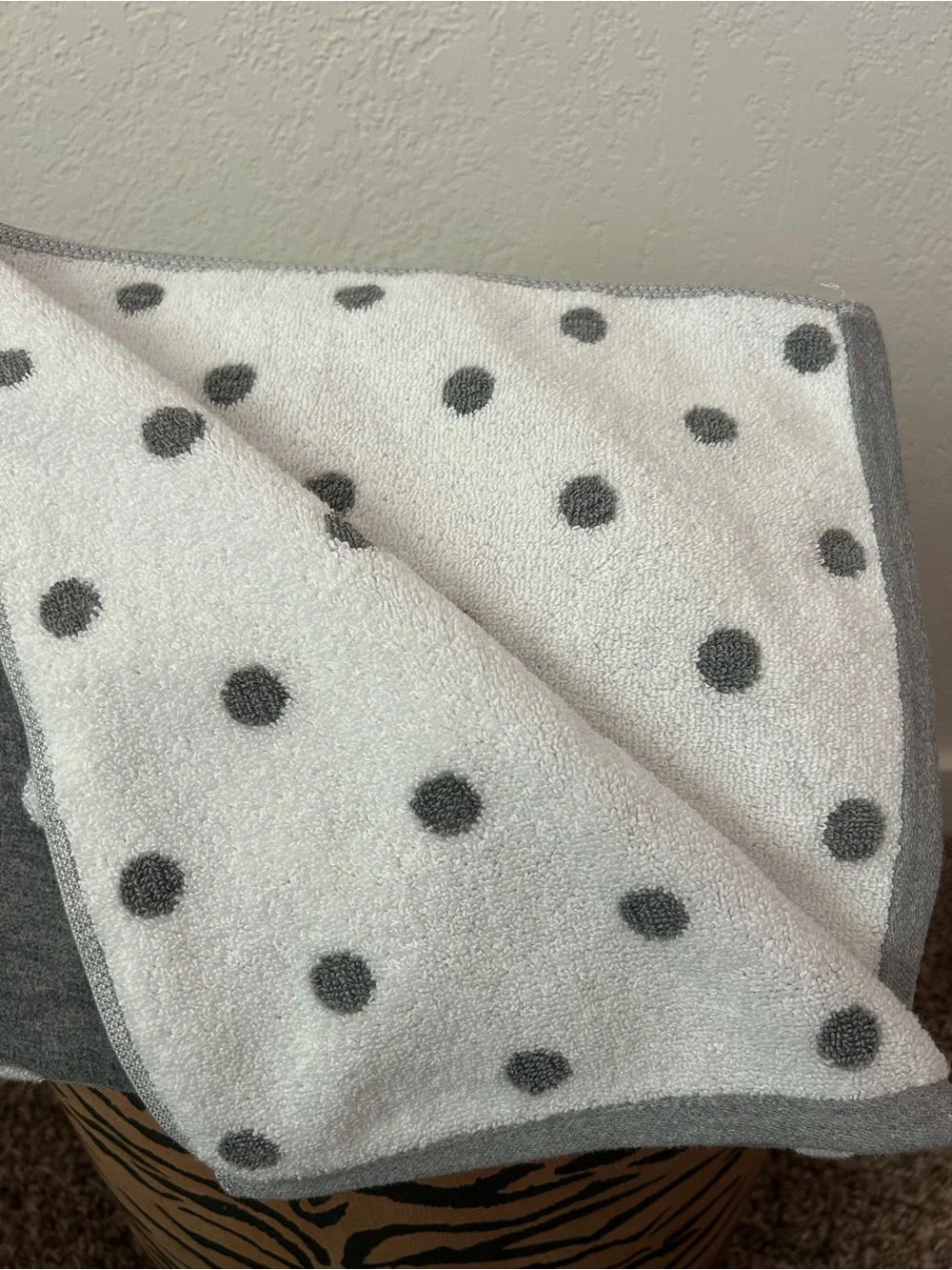 NEW Alfred Sung Set of 2 Reversible Gray & White Polka Dot Bath Towels